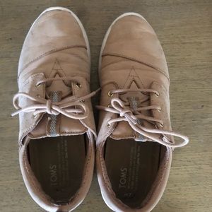 toms tan suede sneakers